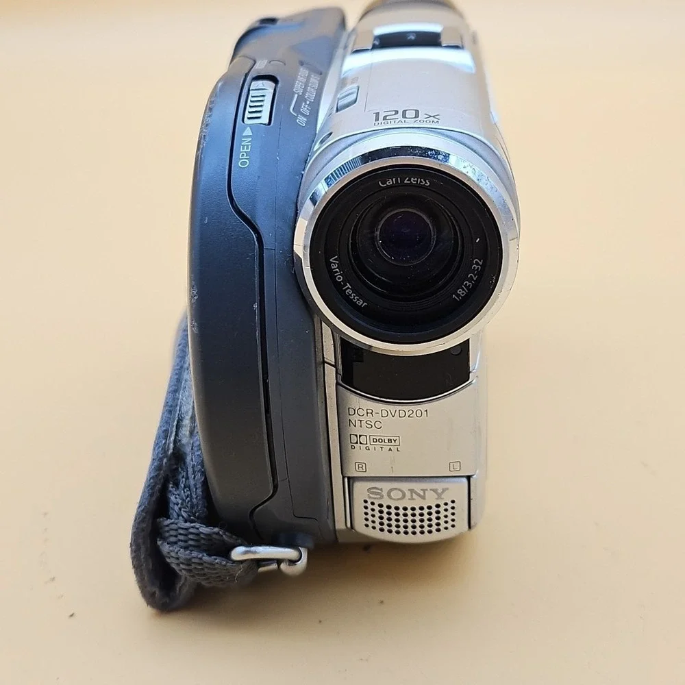 Sony‎ Handycam Digital Video Camera Recorder DCR-DVD201 UNTESTED AS IS FOR PARTS